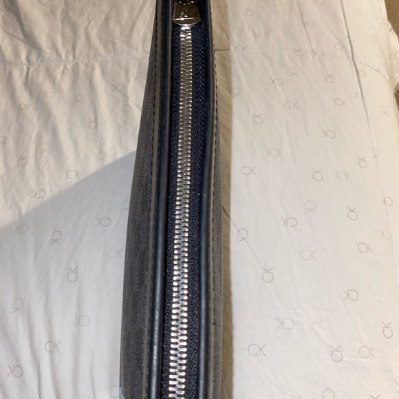 USED LV POCHETTE VOYAGE - Picture 3 of 4